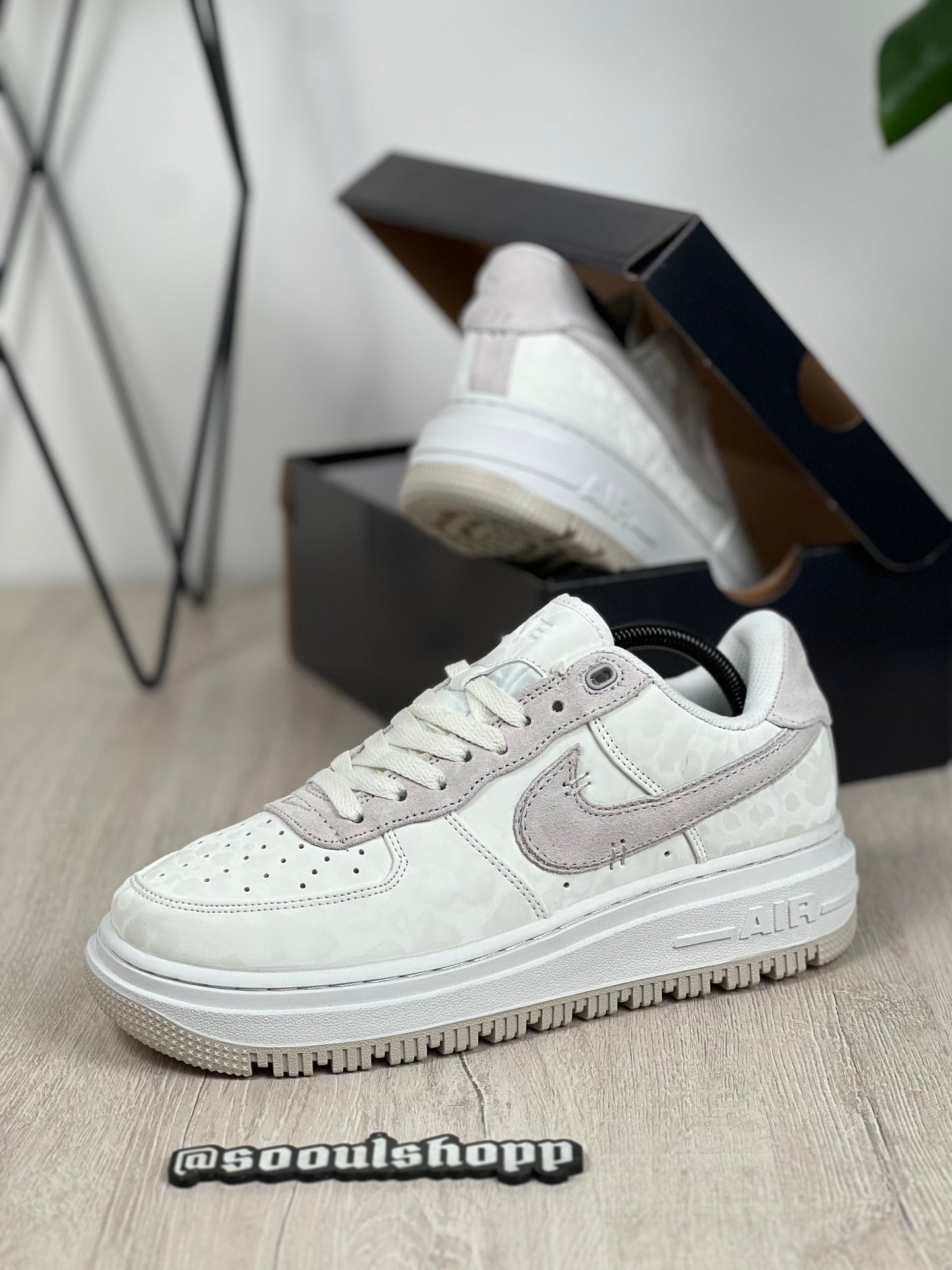 Nike Air Force 1 Luxe Triple White